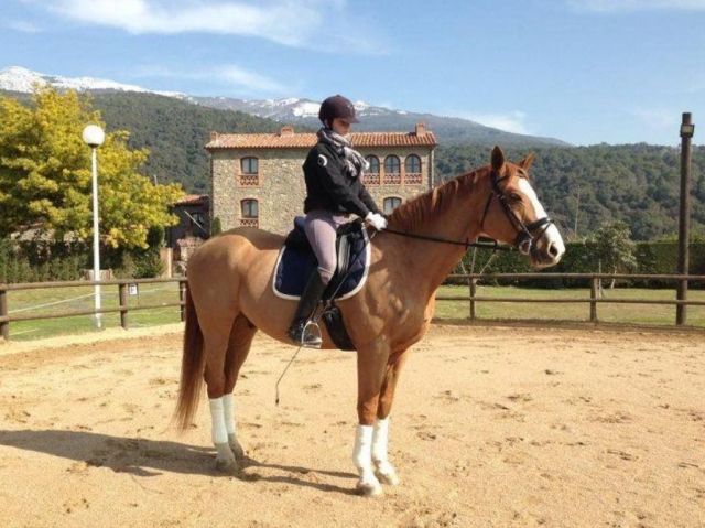 Sobre uno de los caballos